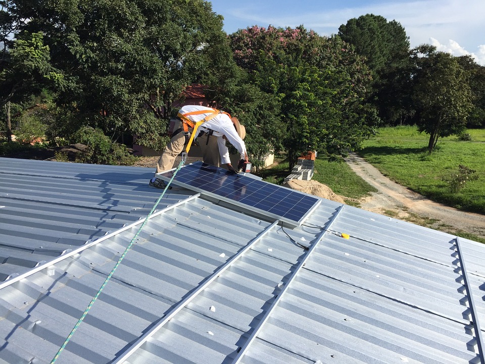 stavba solárních panelů